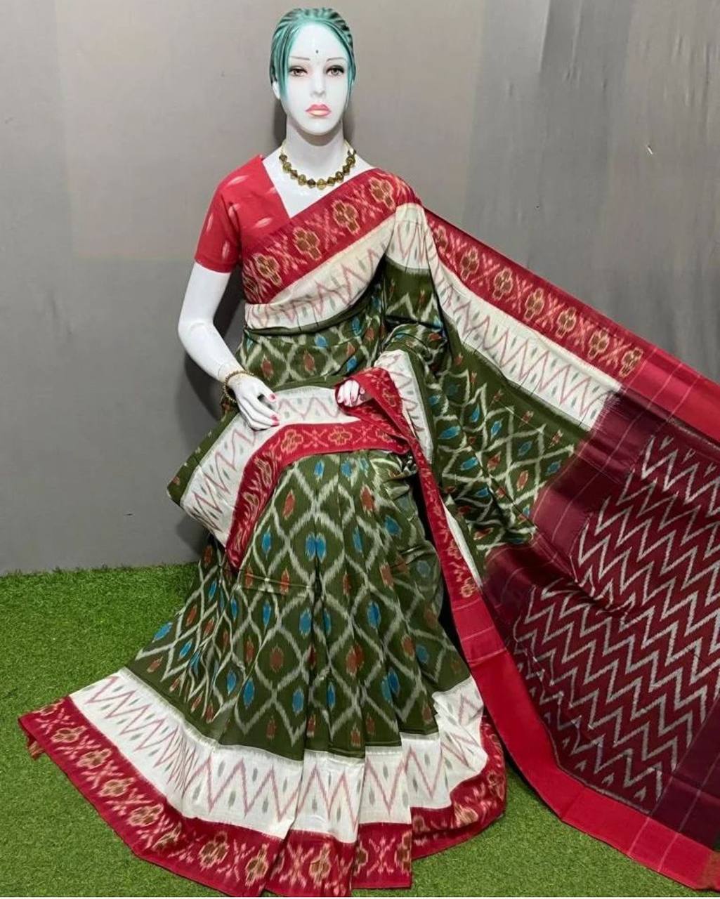 Hooriya fashions - Plain Linen saree