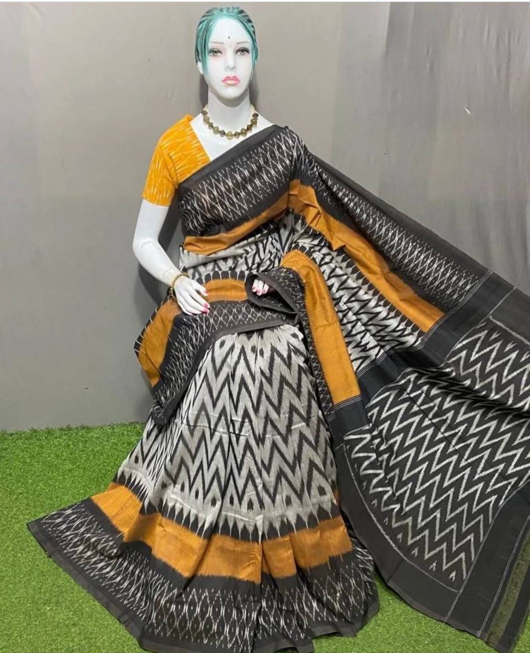 Hooriya fashions - Plain Linen saree