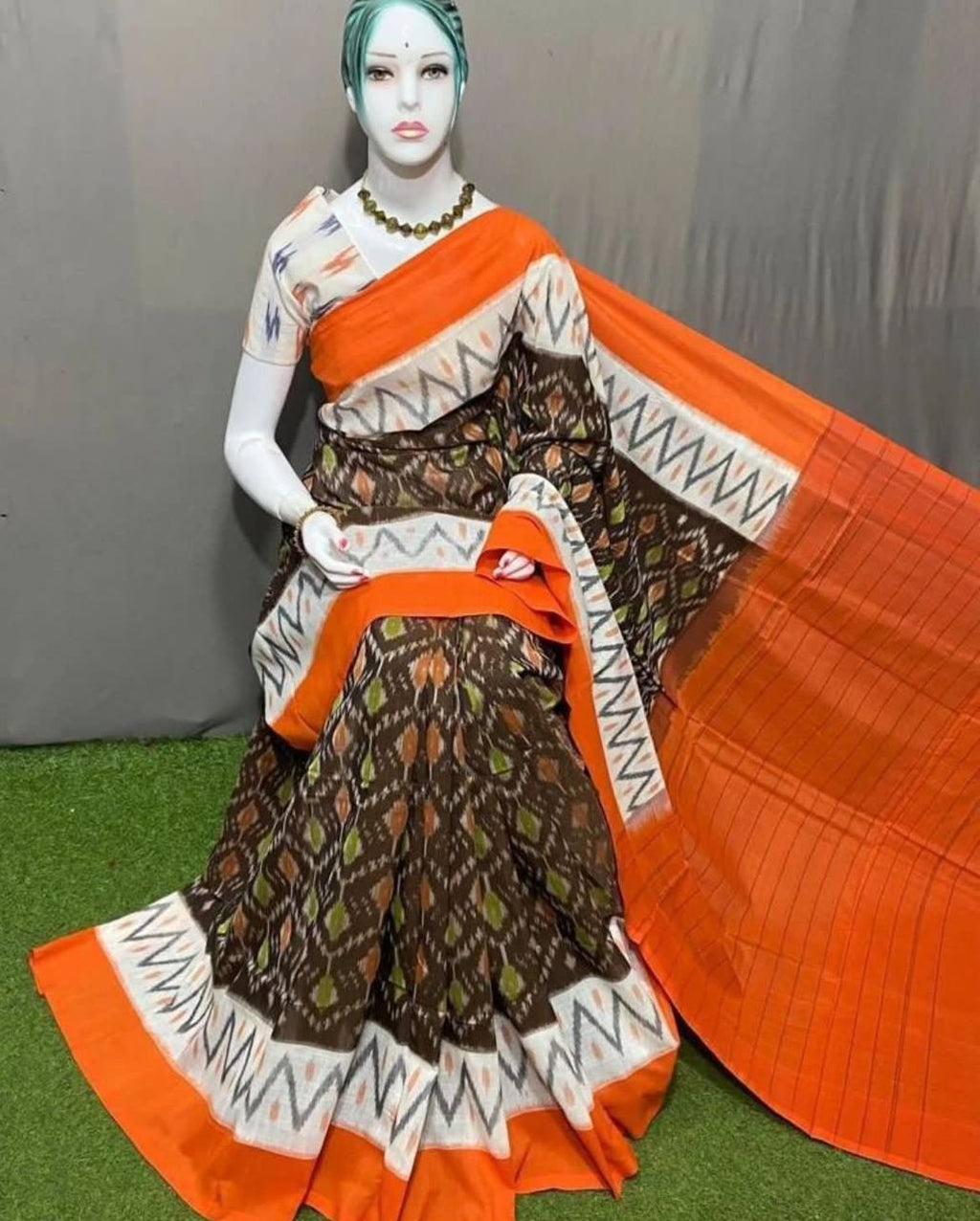 Hooriya fashions - Plain Linen saree