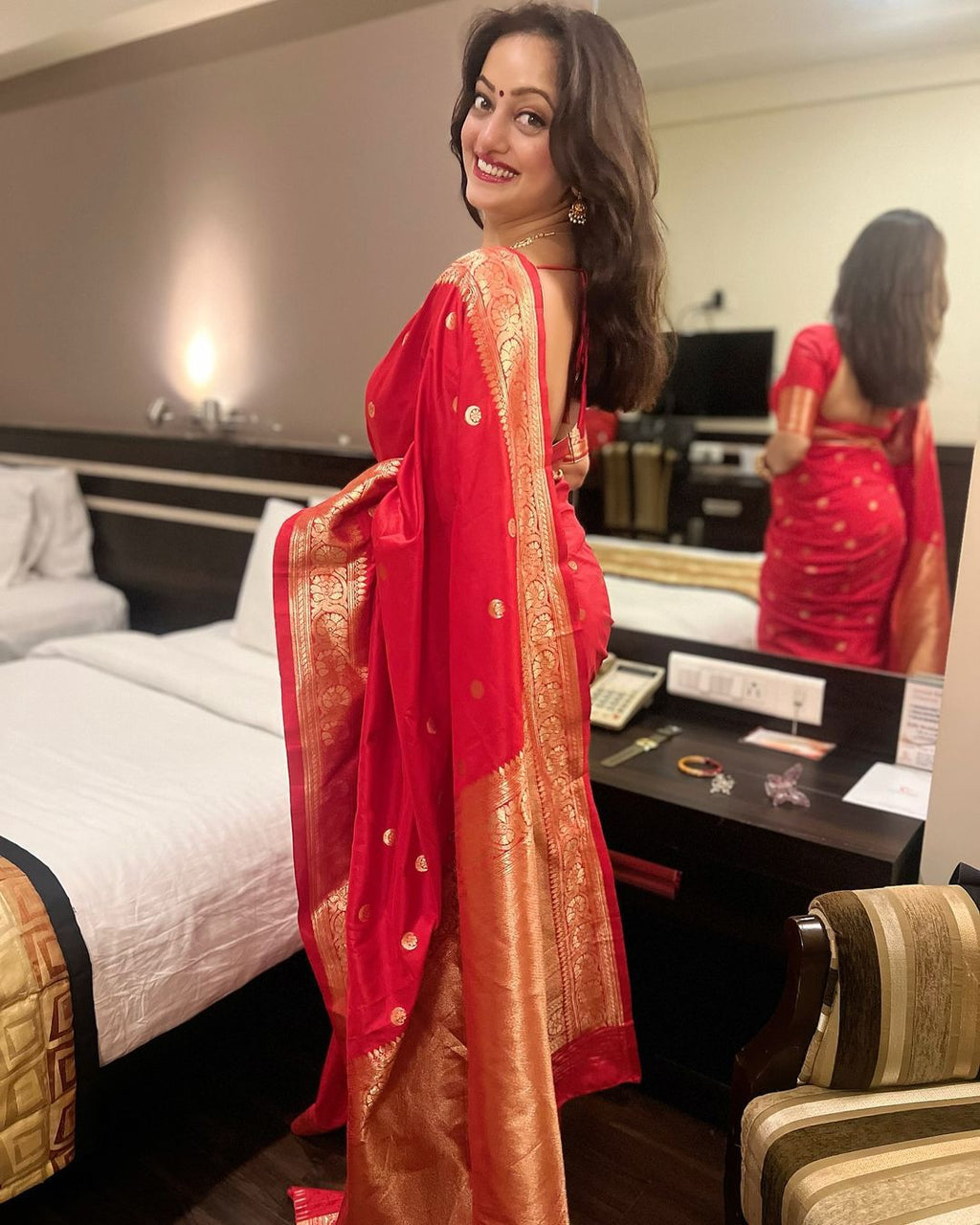 Hooriya fashions - Soft silk saree with Beautiful gold Zari design