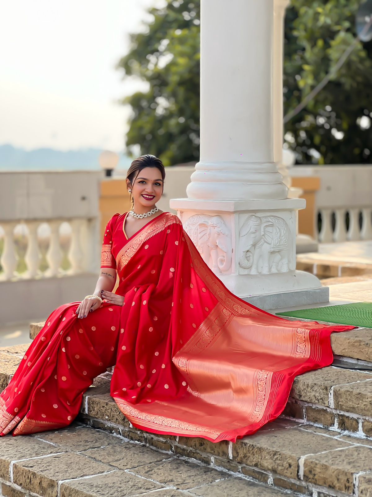 Hooriya fashions - Soft silk saree with Beautiful gold Zari design
