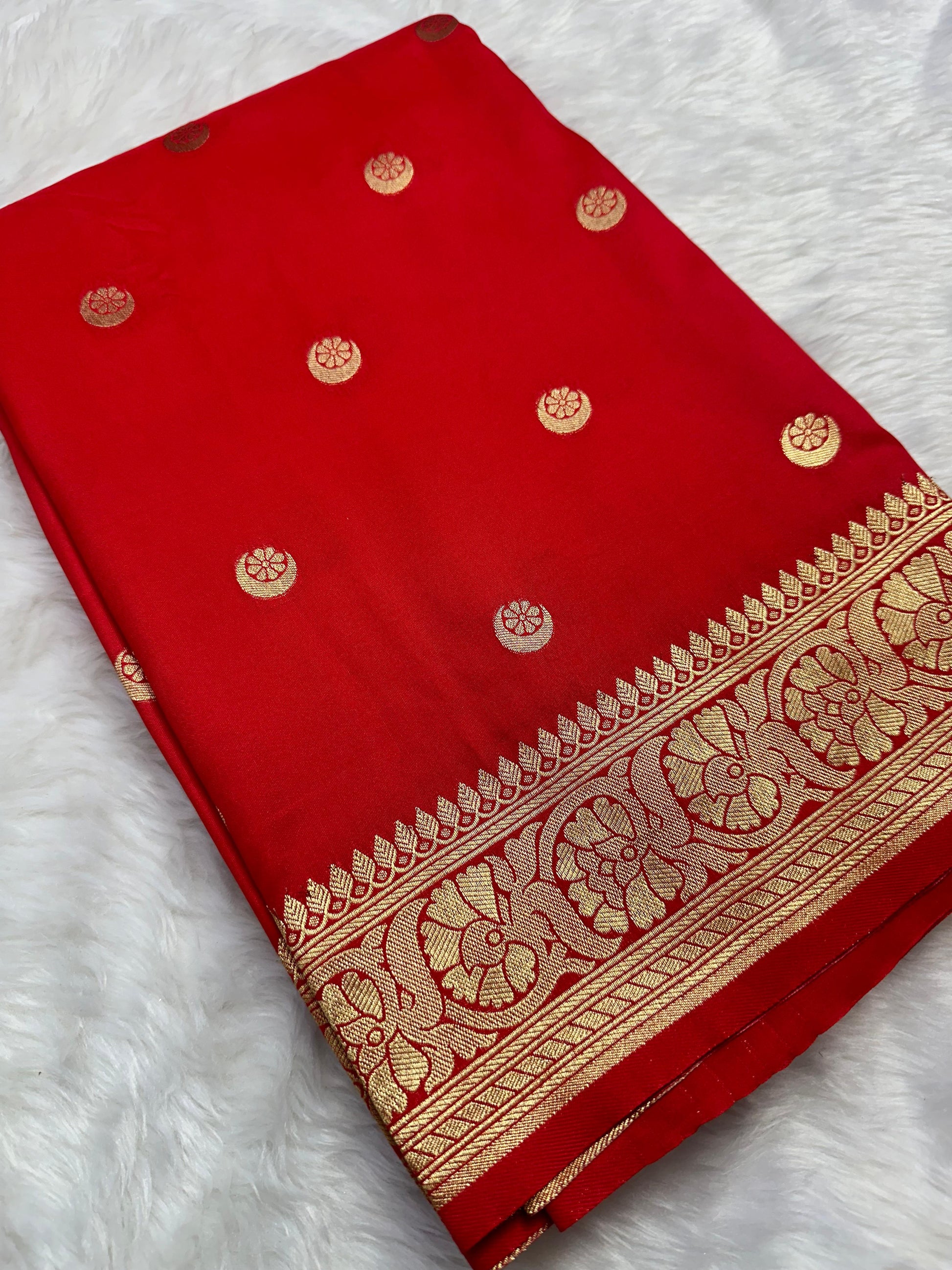 Hooriya fashions - Soft silk saree with Beautiful gold Zari design