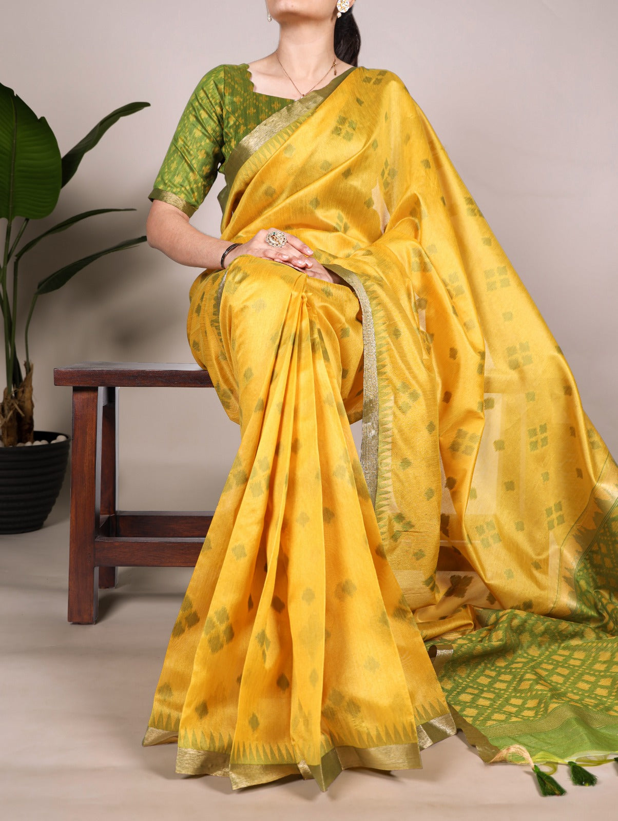 Hooriya Fashions - Jacquard Silk Saree.