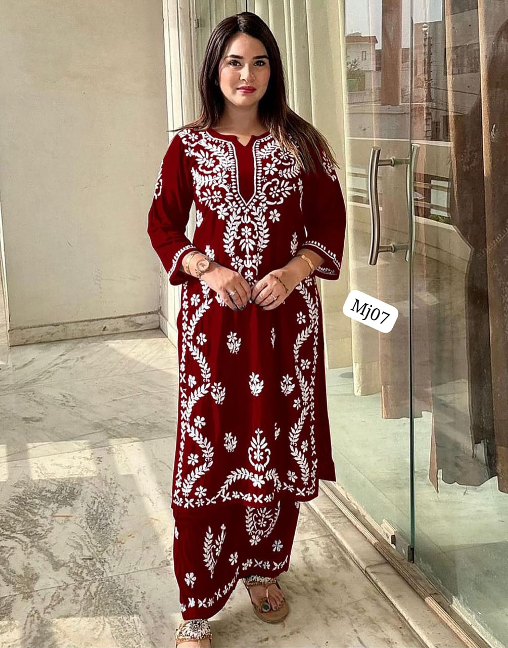 Hooriya Fashions - PURE REYON FABRIC WID LAKHNAVI STYLE WORK KURTI.