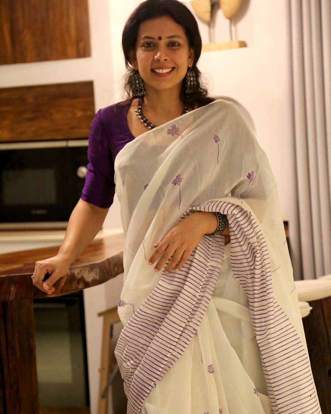 Hooriya fashions - White colour Digital printed linen saree