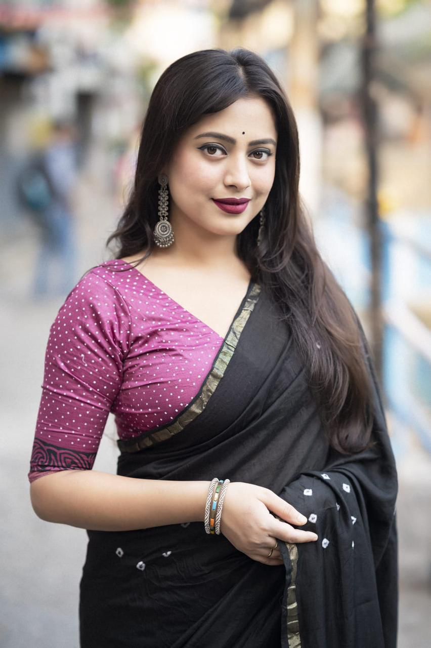 Hooriya fashions - New premium hand she bandani with blovk print saree.